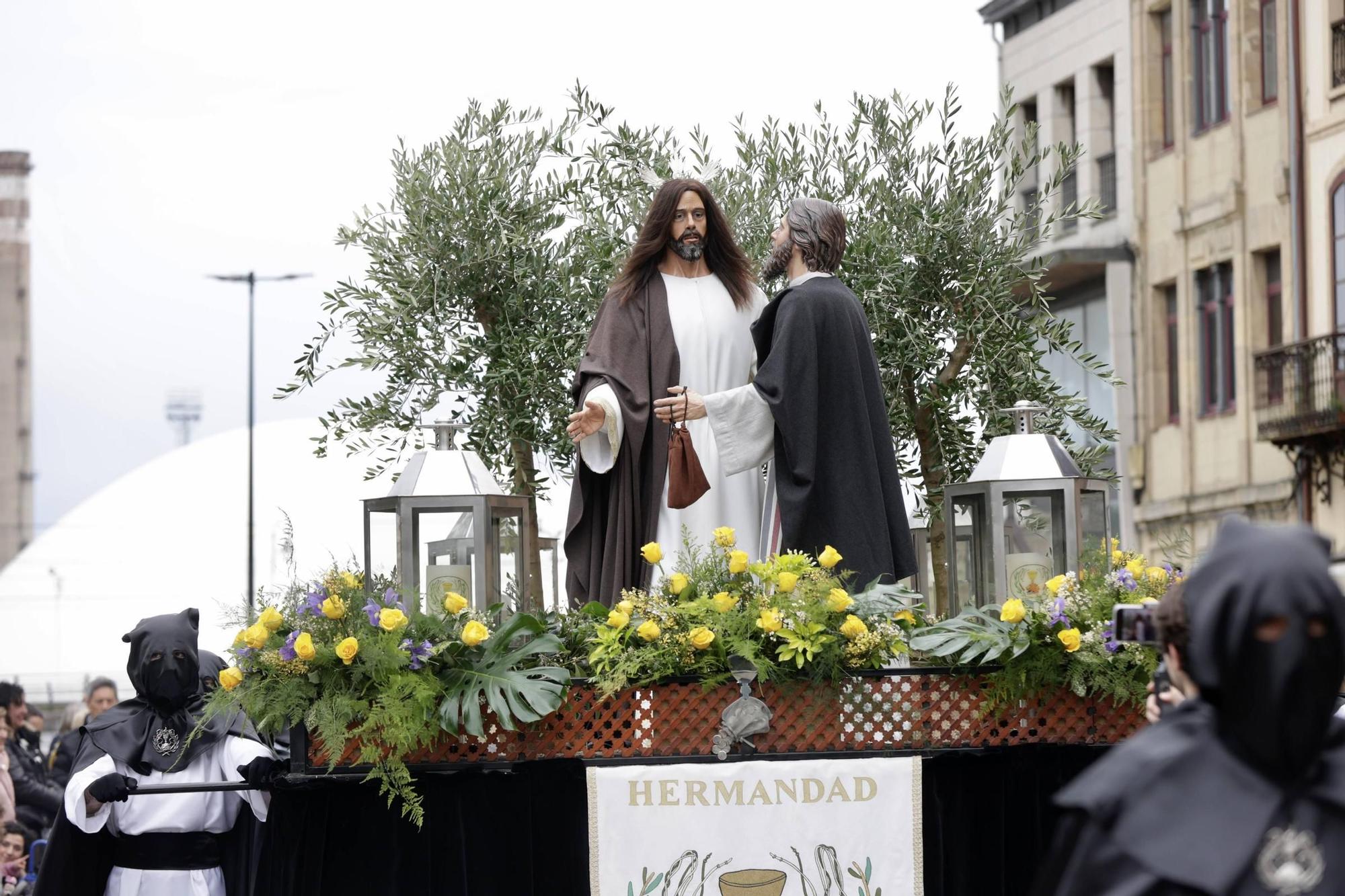 EN IMÁGENES: laprocesión del Beso de Judas en Avilés