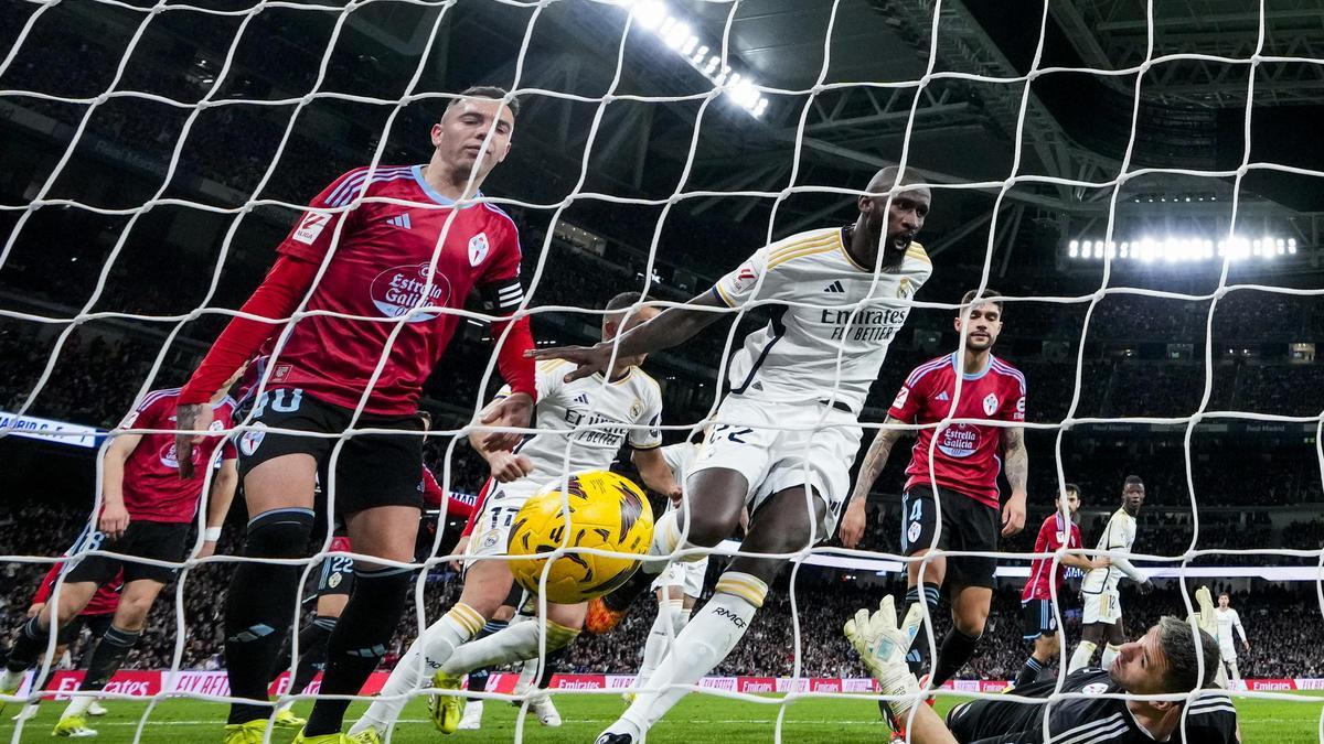 Aspas ve cómo entra el segundo gol tras tocar en la espalda de Guaita a un remate de Rüdiger.