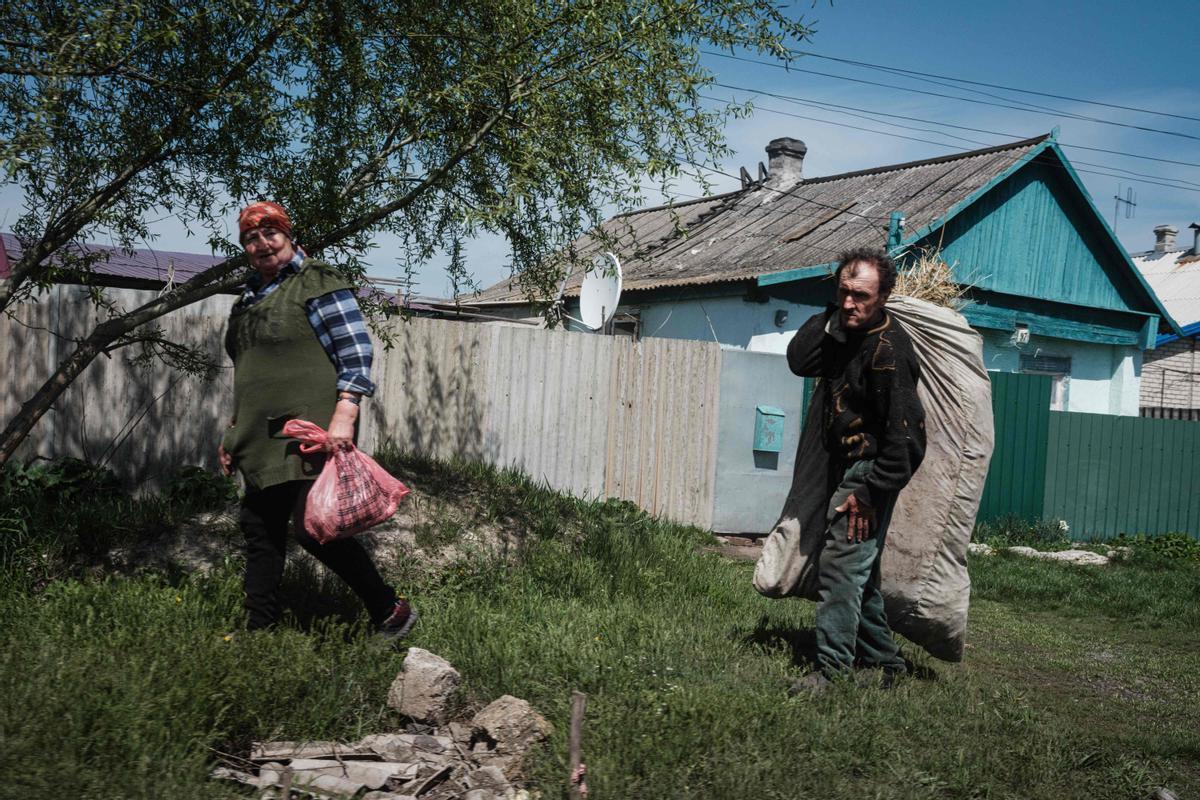 Civiles en una calle en Kramatorsk, este de Ucrania