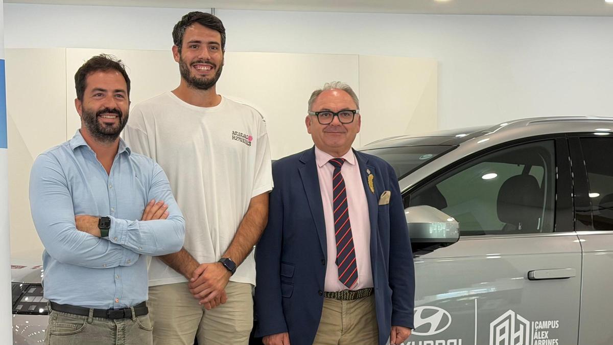 Álex Abrines posa en el acto celebrado este miércoles en Hyundai Proa Automoción
