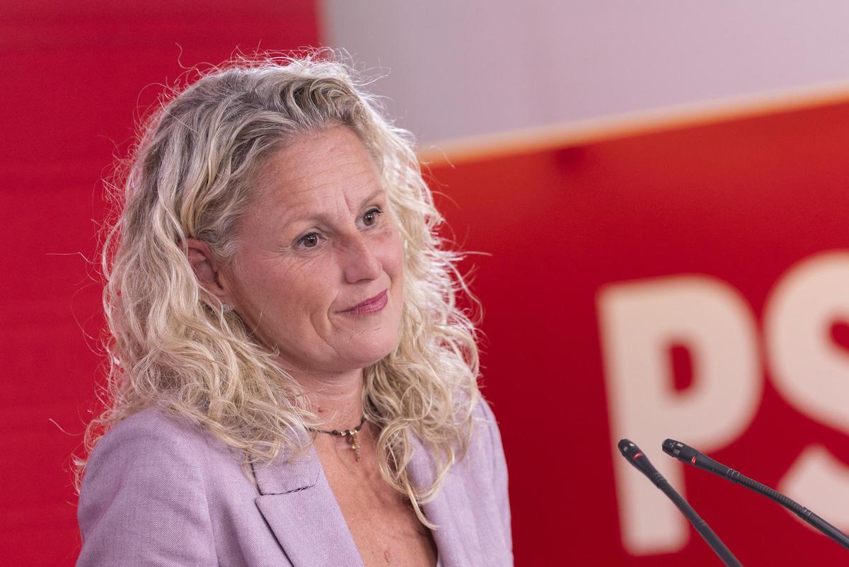 La portavoz del PSOE, Montse Mínguez, en una rueda de prensa en Ferraz.