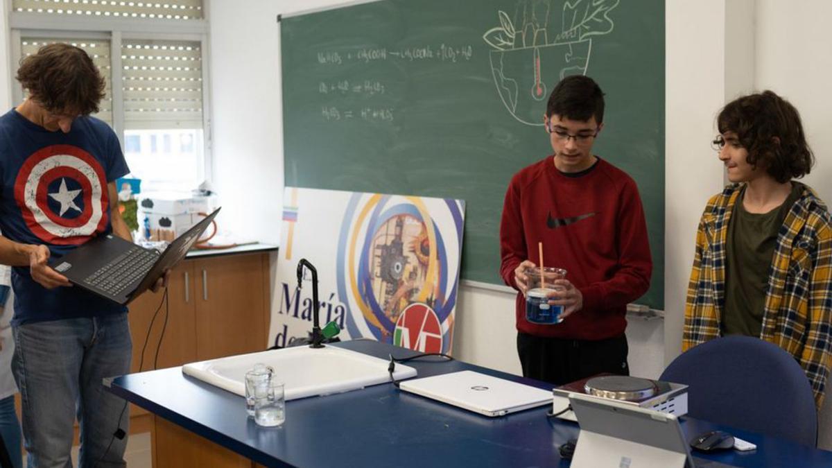 Experimento sobre el nivel del mar en el IES María de Molina. | Cedida