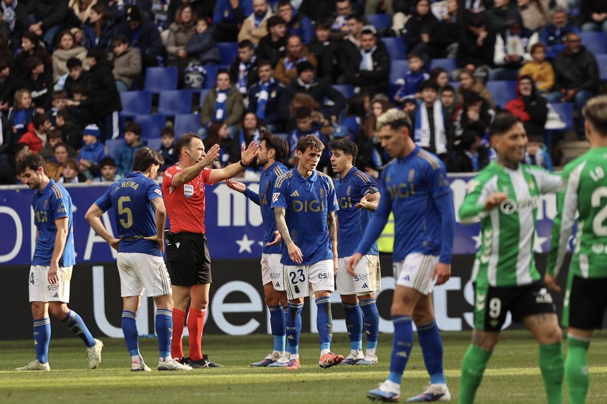 Una acción del encuentro entre el Oviedo y Betis, disputado en enero.