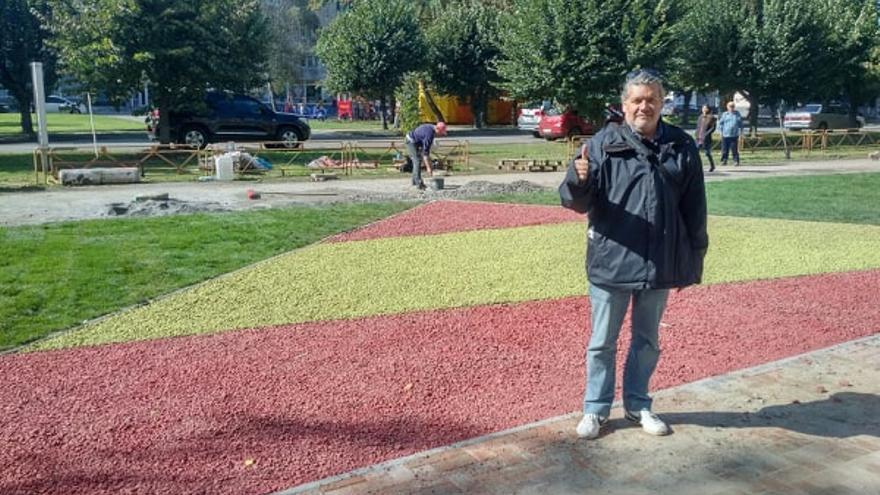 El zaragozano Carlos García Lahoz delante de la bandera de Aragón hecha con gravilla en un parque de Umán, Ucrania