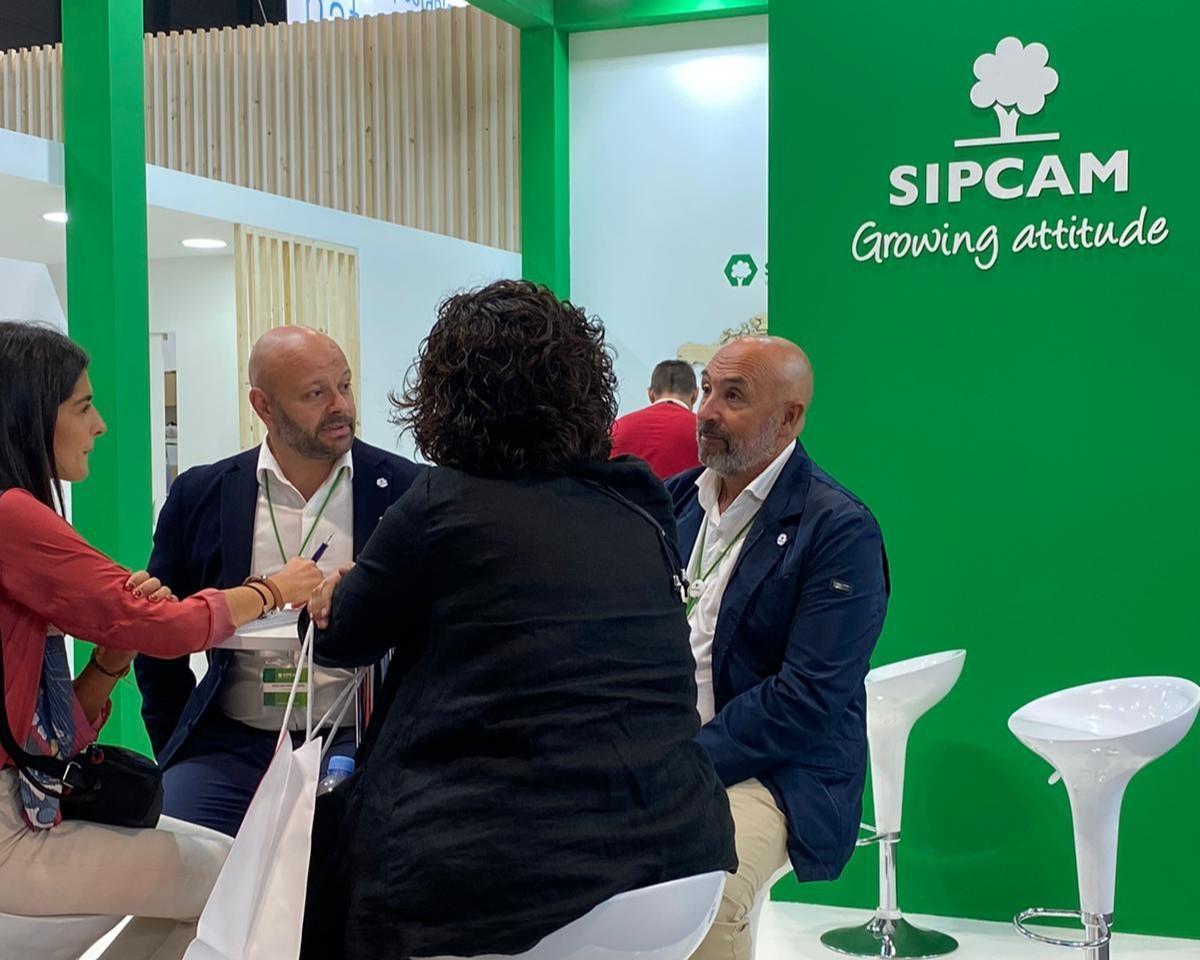 Xosé Lois Devesa, Country Manager de la compañía, junto con el responsable de Compras Juan Caballero.
