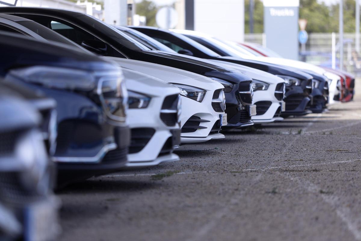 Vehiculos de la marca Mercedes estacionados en las instalaciones de Ágreda Automóvil en Zaragoza.