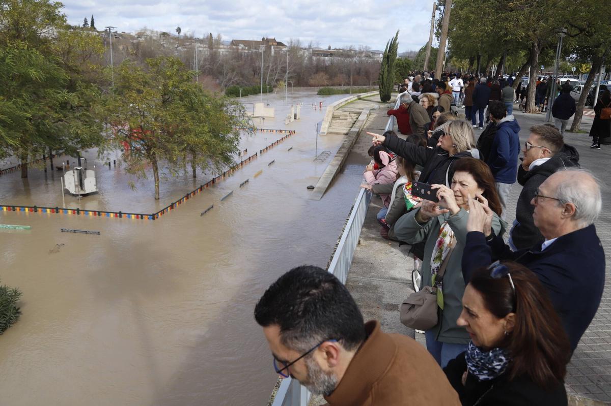 Los cordobeses disfrutan del sol al aire libre tras multitud de días de lluvia intensa