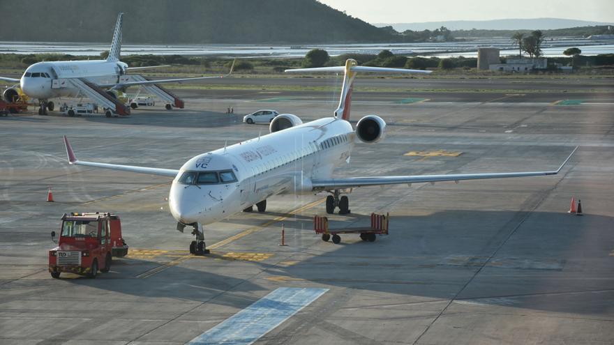 Air Nostrum cancela 12 vuelos entre Ibiza y Mallorca este jueves y viernes por la huelga de pilotos
