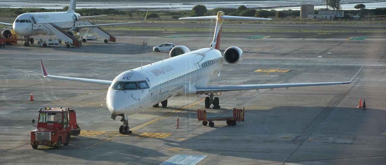 Avión de Air Nostrum, que cubre las líneas interislas, en el aeropuerto de Ibiza.