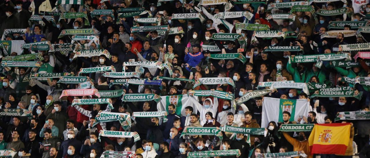 Aficionados cordobesistas en El Arcángel en la Copa del Rey ante el Sevilla.