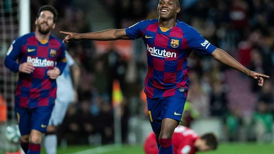 Ansu Fati, seguido por Messi, celebra uno de sus goles al Levante, ayer, en el Camp Nou. // Marc Gonzalez Aloma