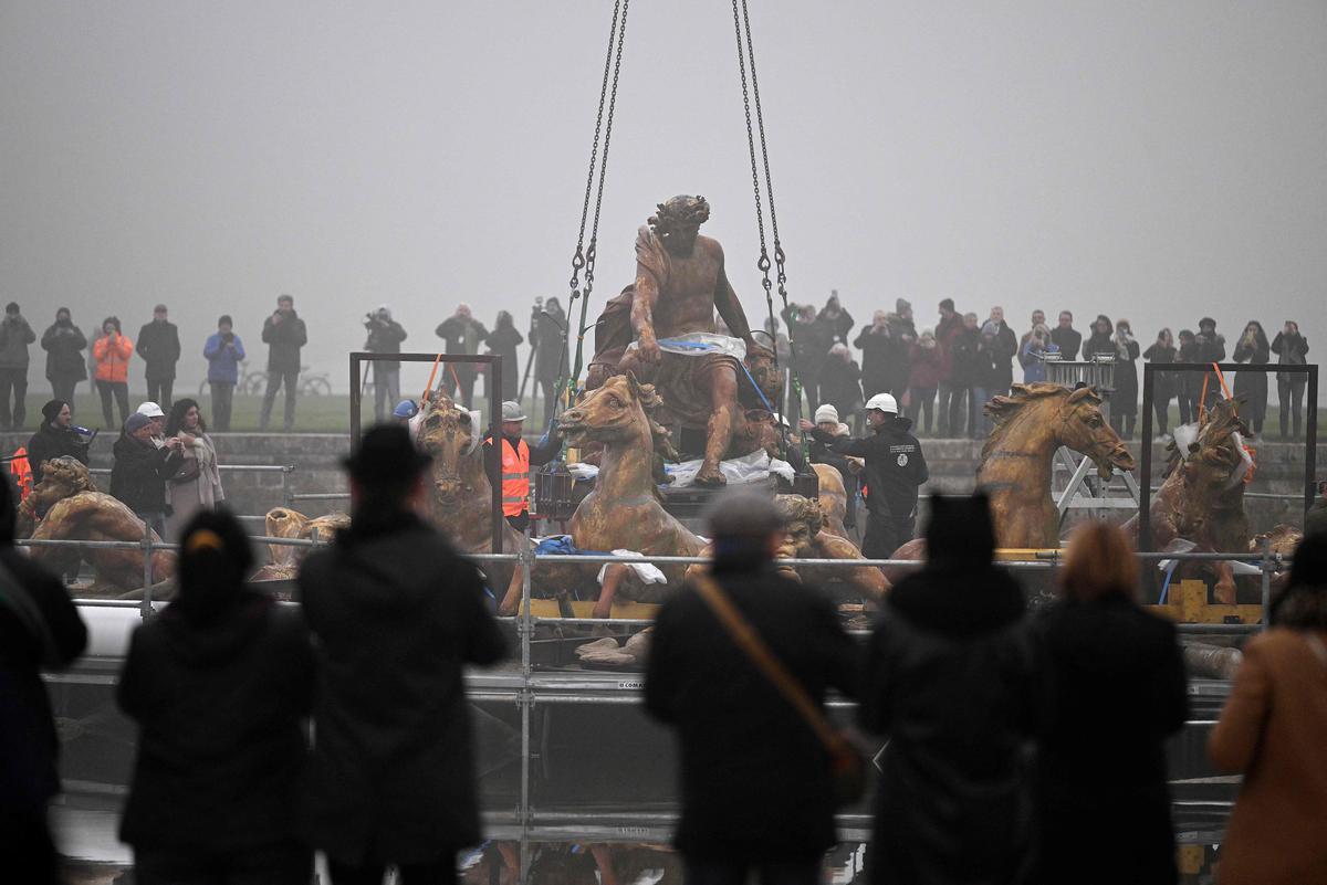 La escultura de Apolo en su Carro tras la restauración vuelve al castillo de Versalles, en las afueras de París