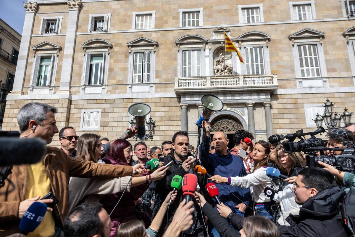 Los funcionarios de prisiones se manifiestan en la plaza de Sant Jaume