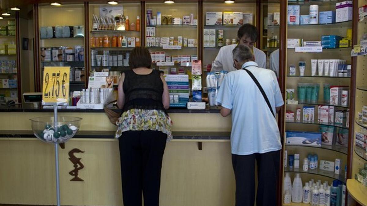 Dos clientas, en la farmacia Montserrat Boada de Barcelona.