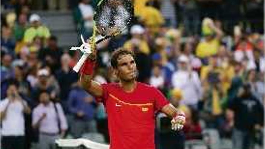 Rafa Nadal saluda el públic després de desfer-se del brasiler Bellucci.