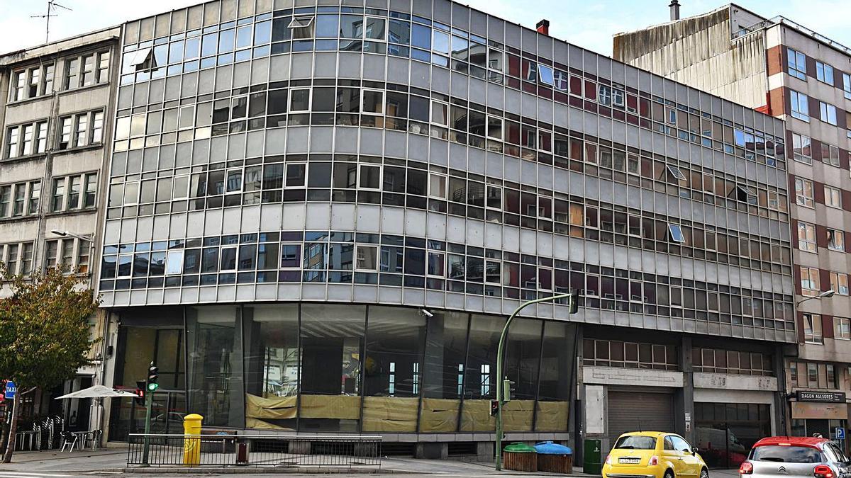 Fachada en curva del edificio del antiguo concesionario de Citroën en la avenida de Oza.   | // VÍCTOR ECHAVE