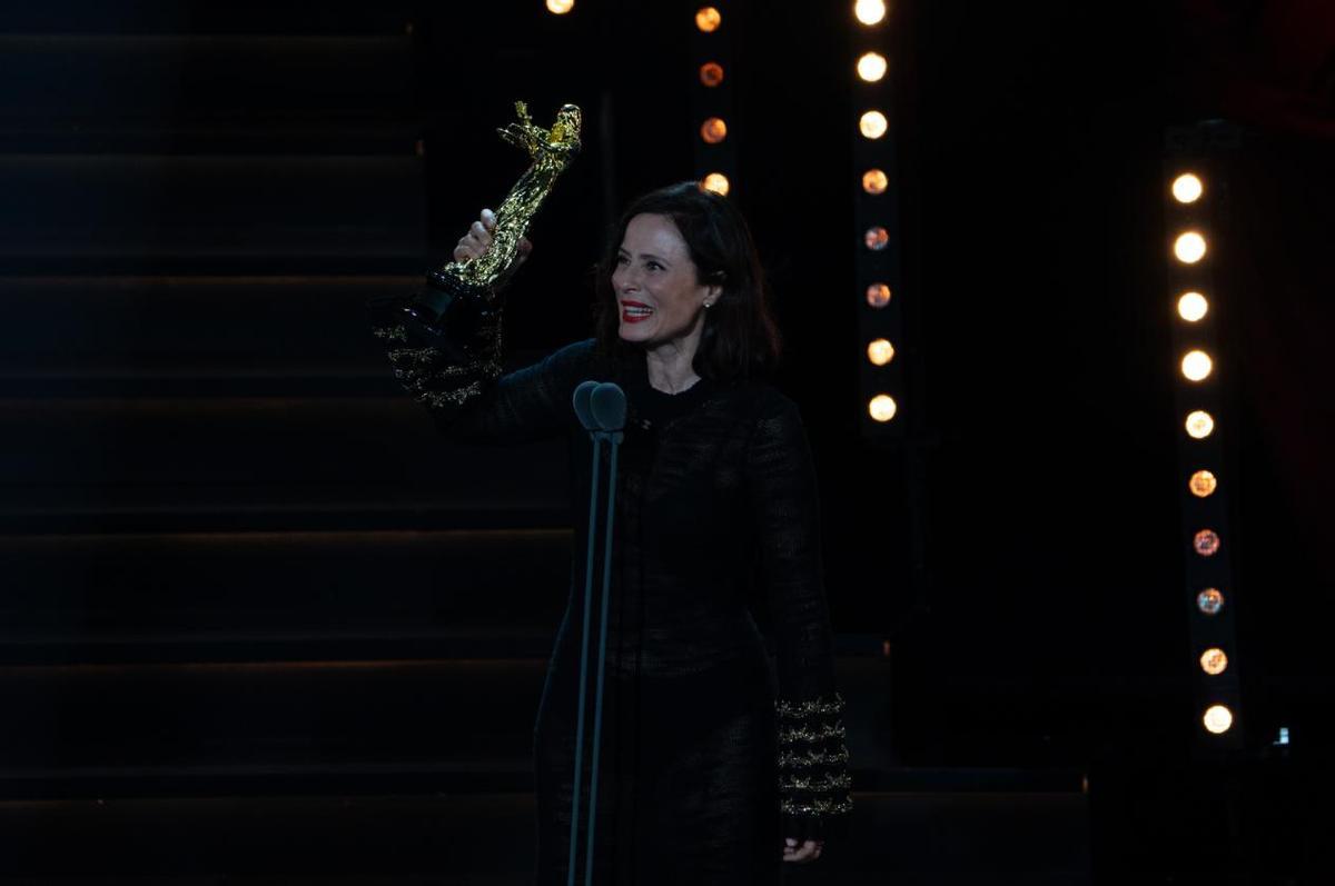 Aitana Sánchez-Gijón, con su premio a mejor actriz protagonista por 'La madre'.