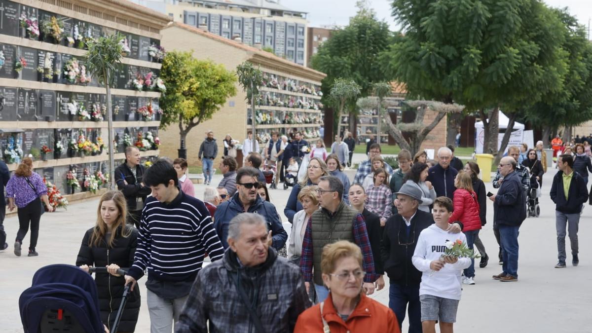 El cementerio de València, a tope por Todos los Santos