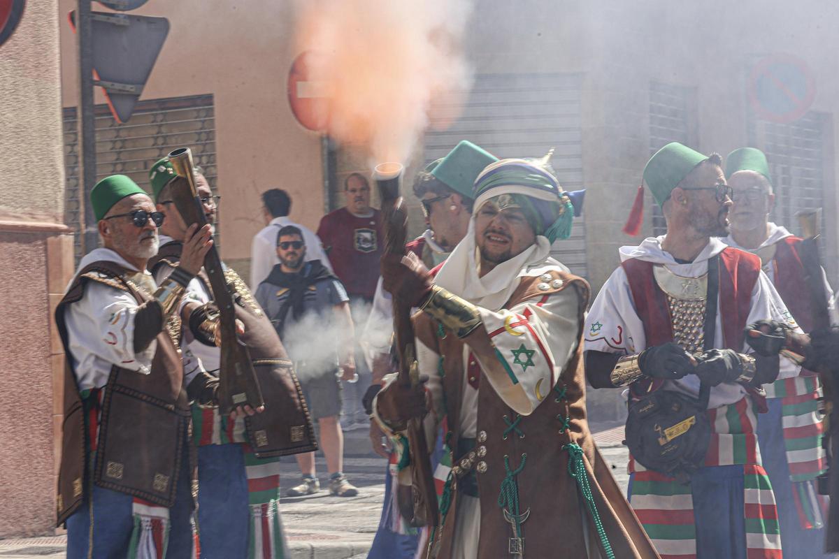 Todas las imágenes de la Guerrilla y Embajada de este lunes de los Moros y Cristianos de Petrer