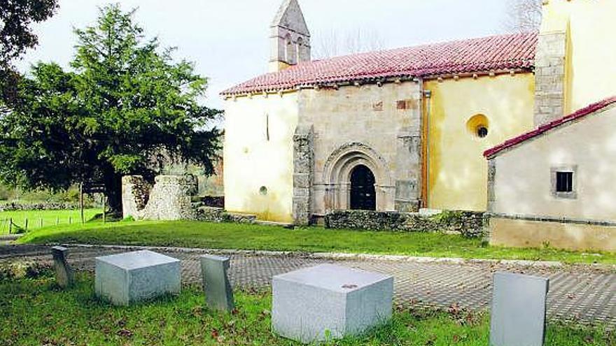 Bloques de piedra y puntos de luz junto a la iglesia románica de Santa Eulalia de Abamia.