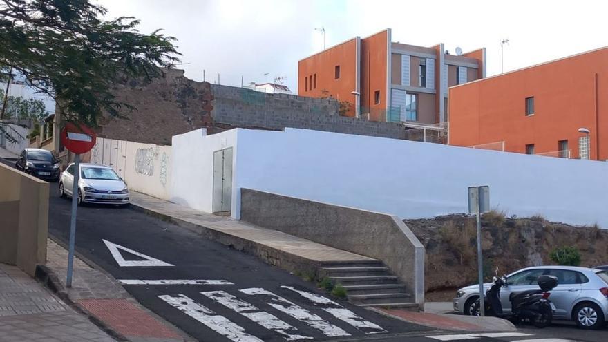 Muro construido en el solar de Divina Pastora.