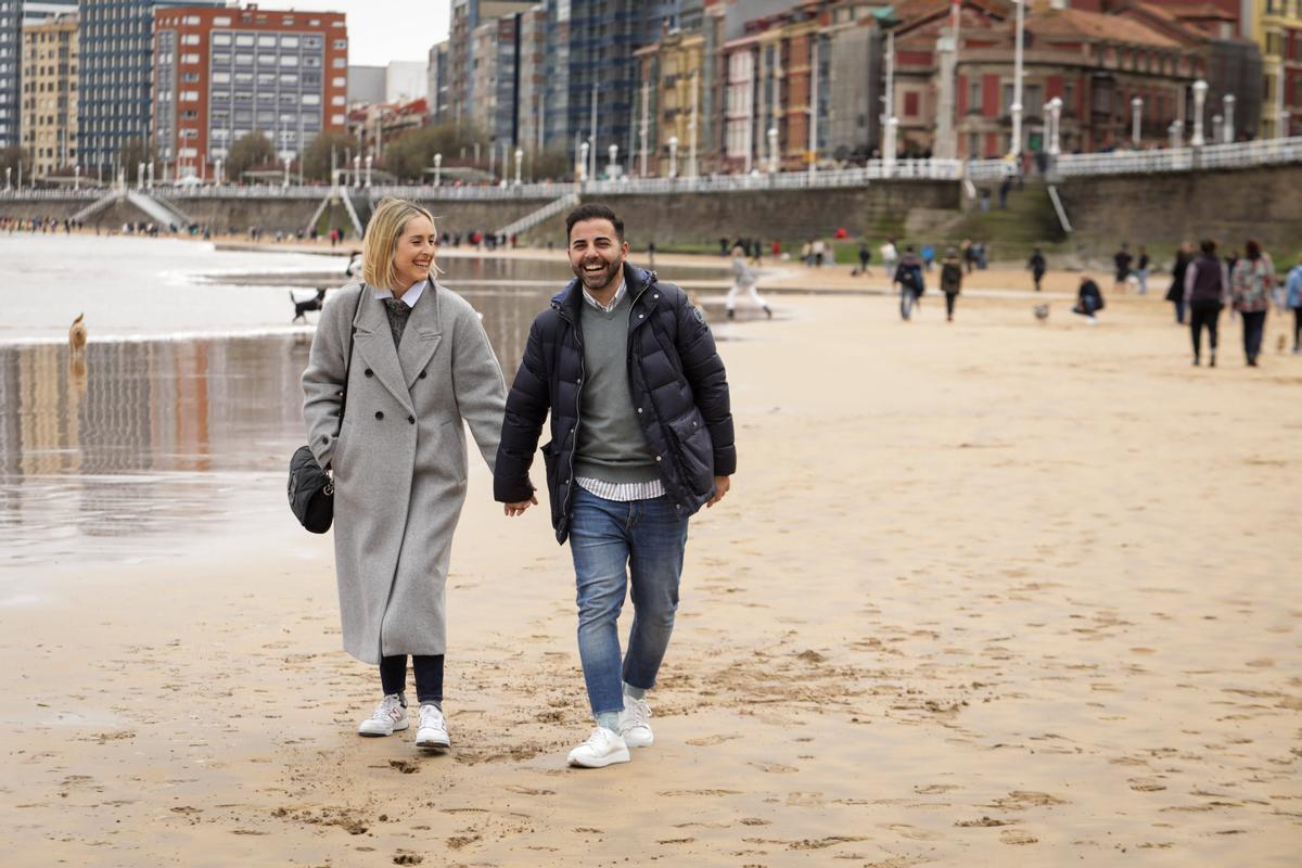 Carolina Gómez e Iñaki García, paseando el pasado jueves por la playa de San Lorenzo  de Gijón
