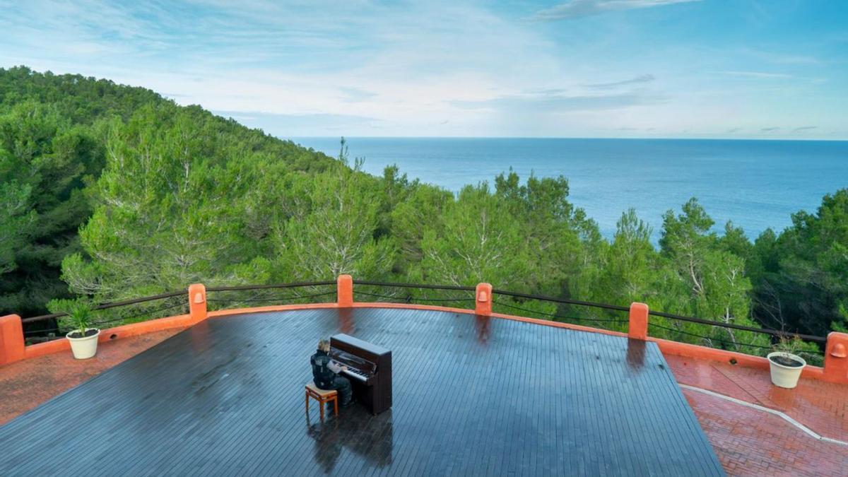 Nacho Cano tocando el piano en la terraza de su casa en Sant Joan de Labritja.