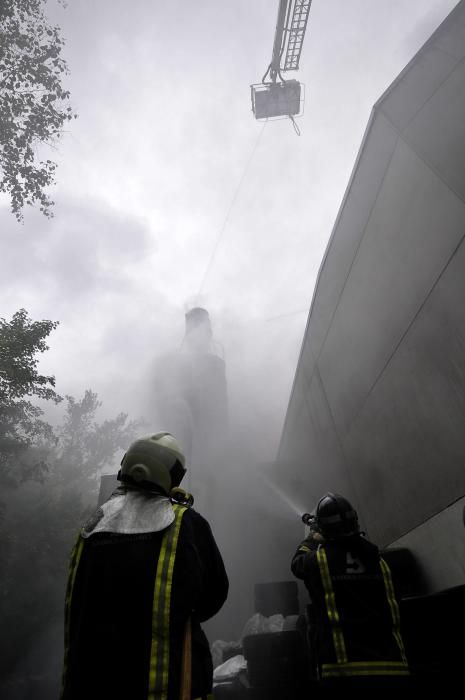 Los bomberos sofocan un incendio en una empresa de neumáticos del polígono langreano de La Moral