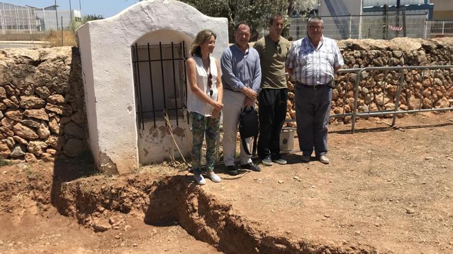 El alcalde de Sant Josep y el concejal de Patrimonio, acompañados por los arqueólogos Glenda Graziani y Juanjo Marí.