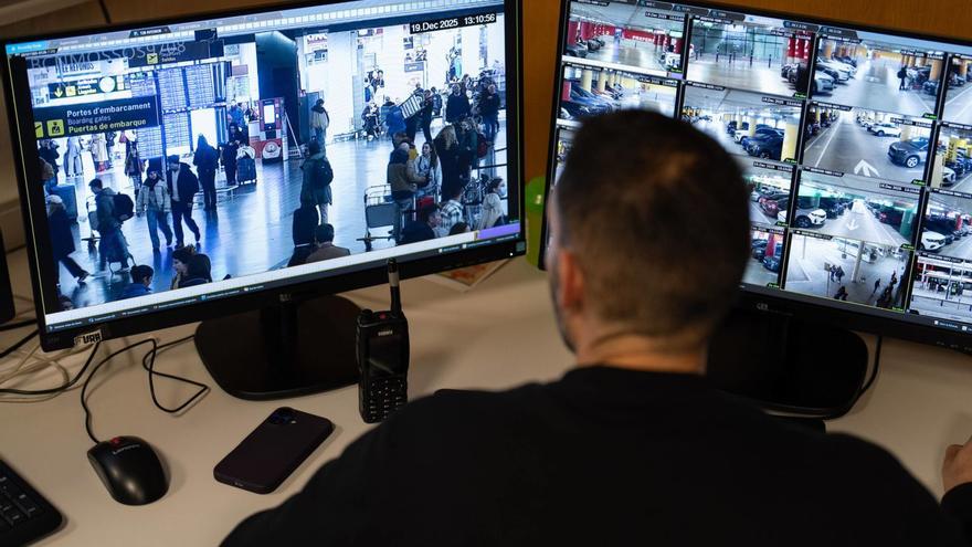 Agents dels Mossos  d’Esquadra supervisen  en temps real les càmeres de videovigilància de  l’aeroport per identificar possibles delinqüents i  garantir la seguretat dins  de les instal·lacions. | ZOWY VOETEN