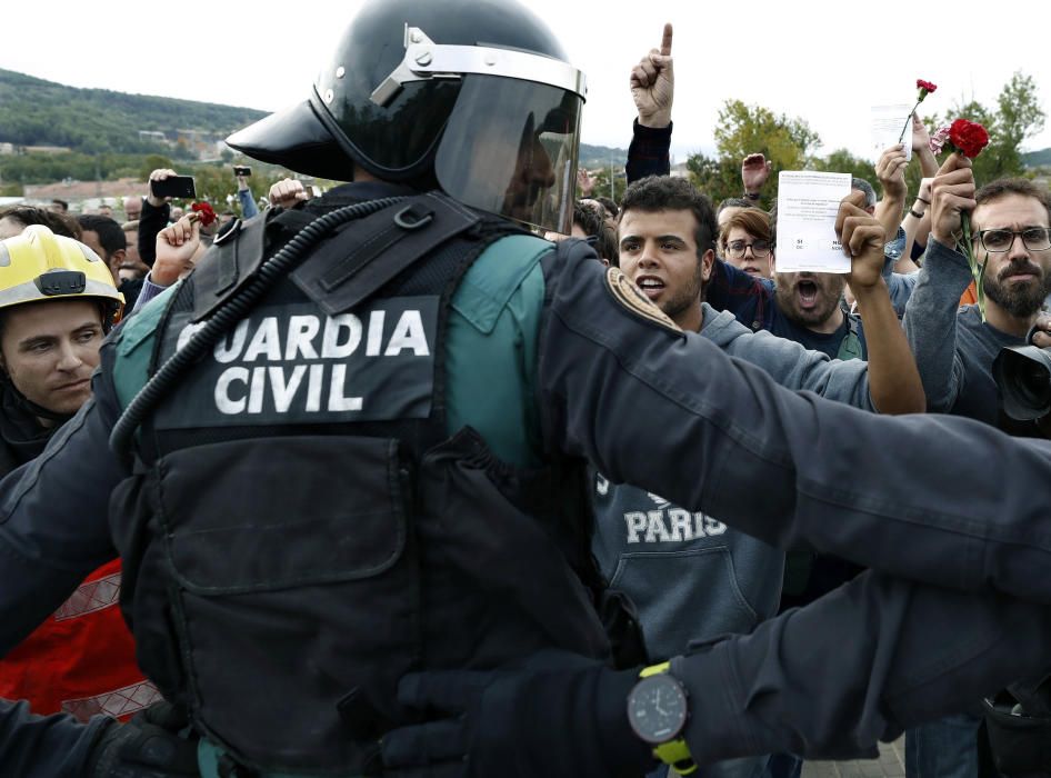 La Guàrdia Civil desallotja per la força el pavelló de Sant Julià de Ramis