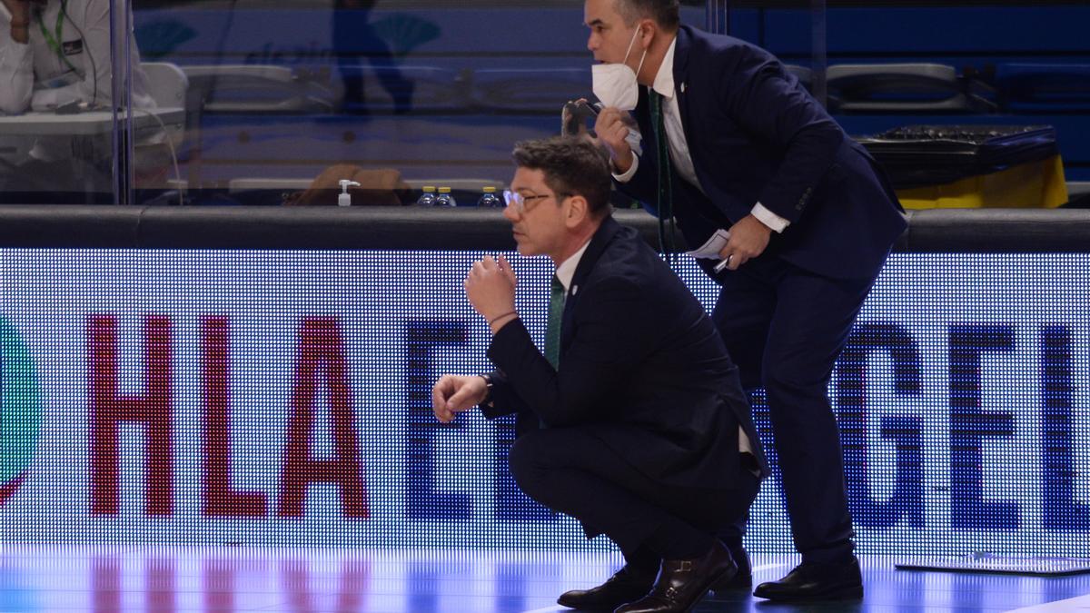 Fotis Katsikaris, junto a Ángel Cañete, durante el partido.