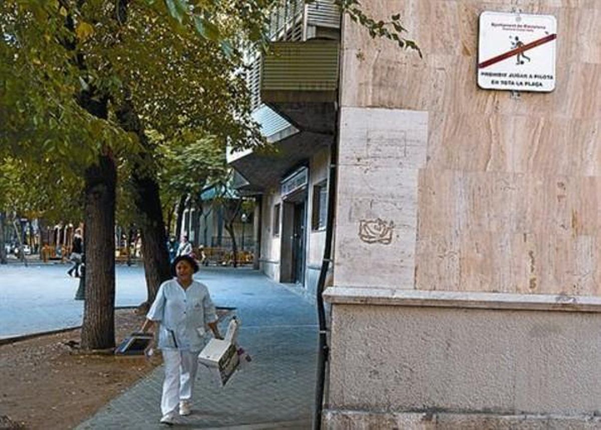 Un cartell pohibeix jugar amb pilotes al Raval, el 29 de novembre. Un cartell pohibeix jugar amb pilotes al Raval, el 29 de novembre.