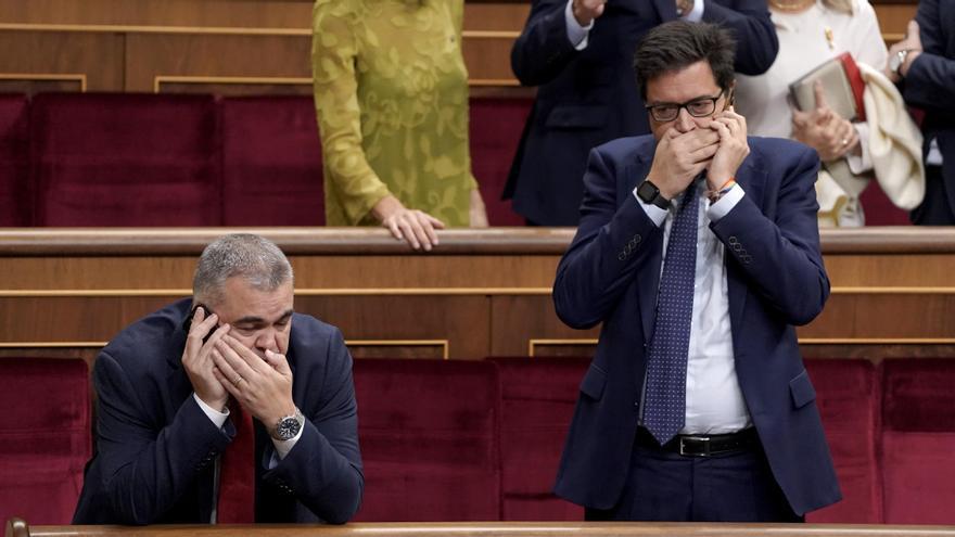 El jefe de gabinete de Pedro Sánchez, Óscar López (i), junto al secretario de Organización del PSOE, Santos Cerdán, durante la sesión de investidura de Pedro Sánchez.