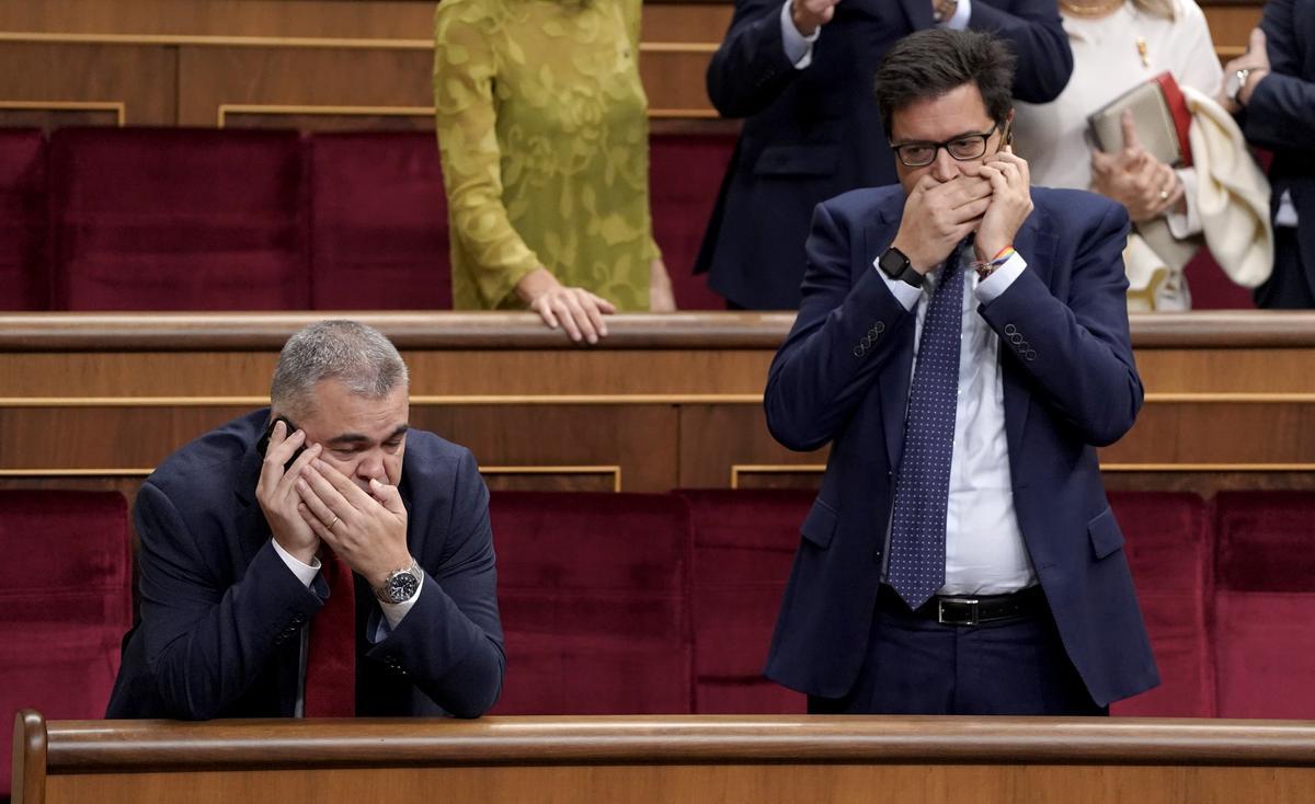 El jefe de gabinete de Pedro Sánchez, Óscar López (i), junto al secretario de Organización del PSOE, Santos Cerdán, durante la sesión de investidura de Pedro Sánchez.