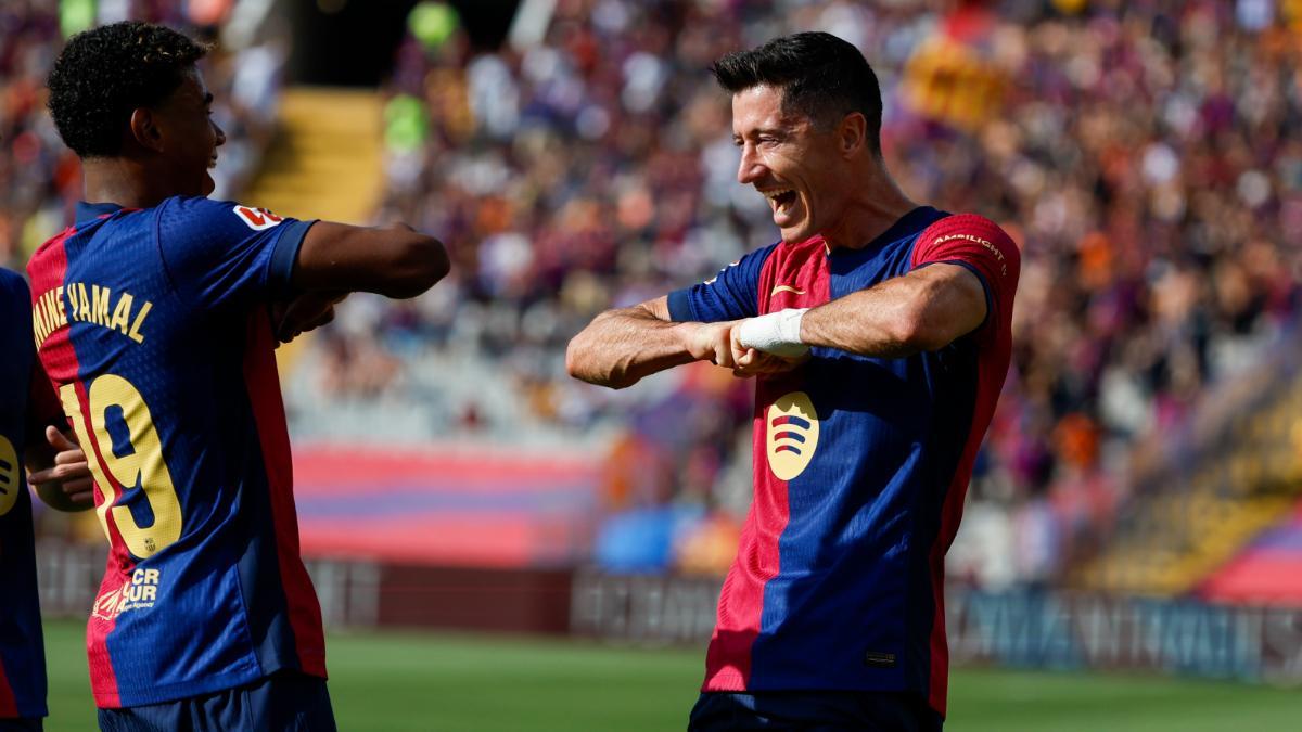 Lamine celebrando con Robert Lewandowski un gol