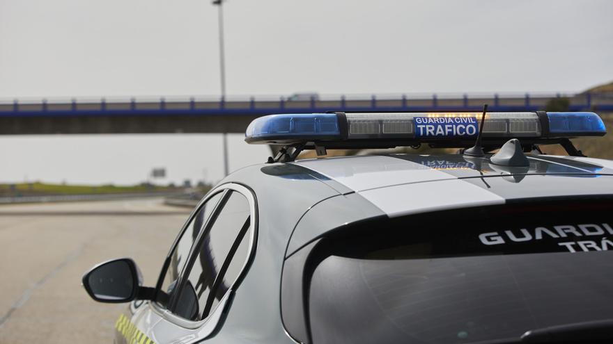 Archivo - Un coche de la Guardia Civil de Tráfico, en una imagen de archivo