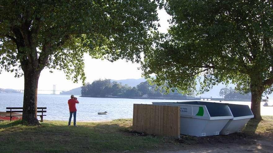 Dos contenedores instalados en la playa de Cesantes en los que se acumulan las algas. // FdV