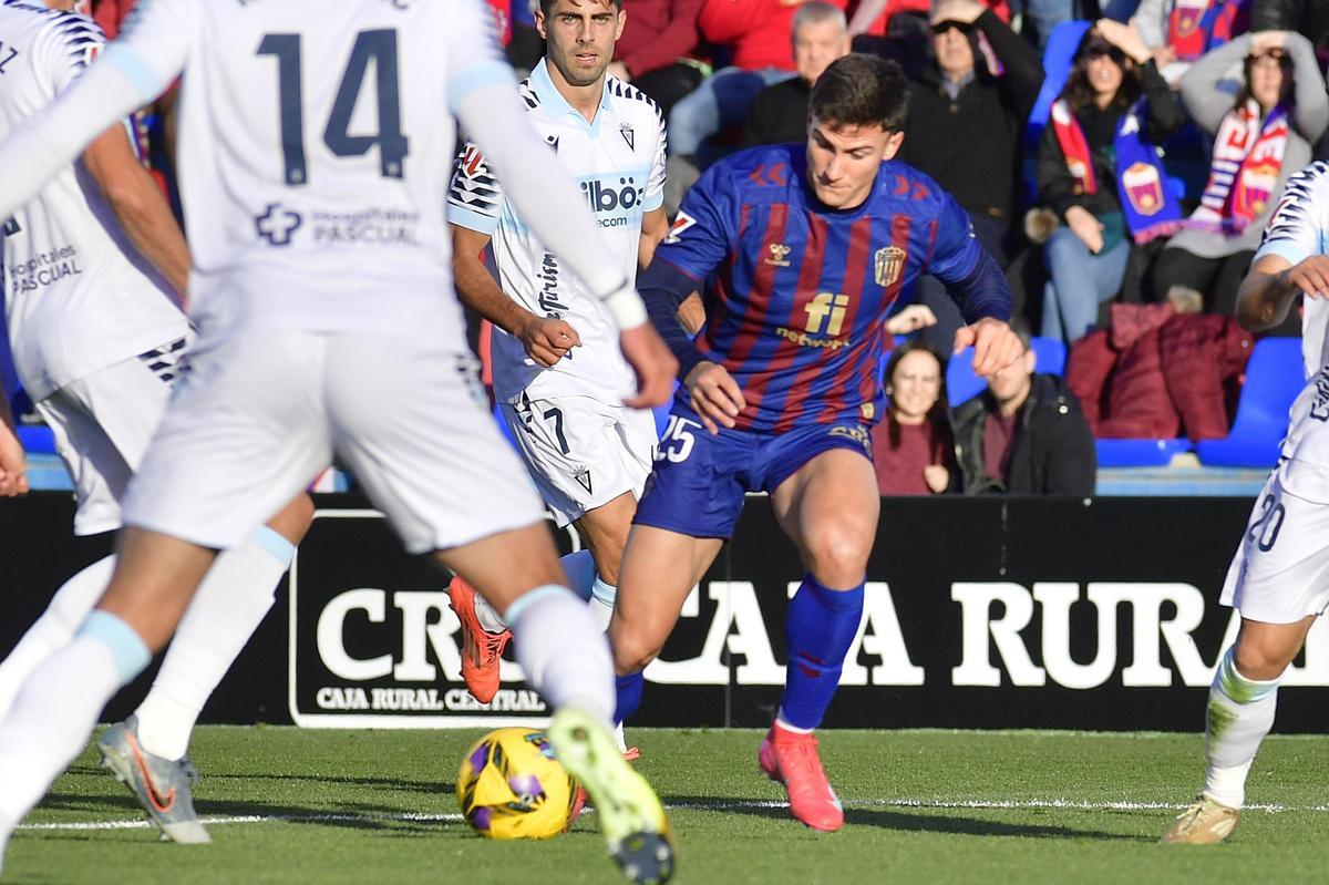 Eldense-Cádiz: El Eldense de Ponz toca fondo (1-4)