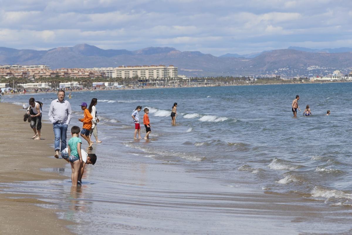 Turistas bañándose en la playa de la Malva-rosa.