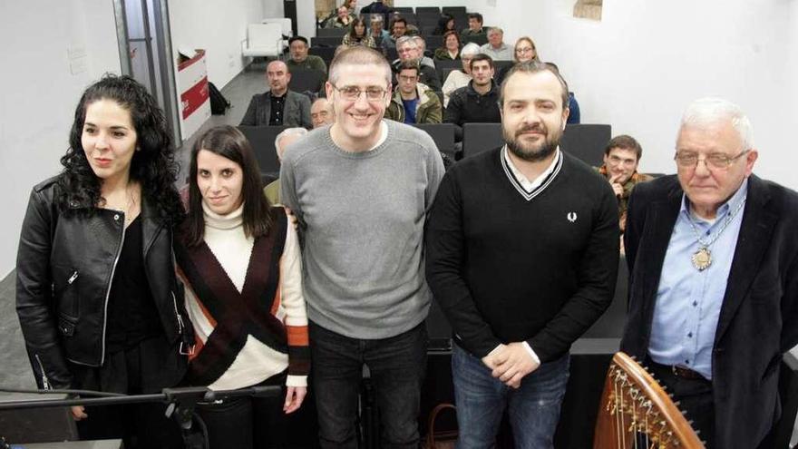 Martínez (a la derecha del alcalde) y Greys (izquierda), en la entrega de premios. // Bernabé/Javier Lalín