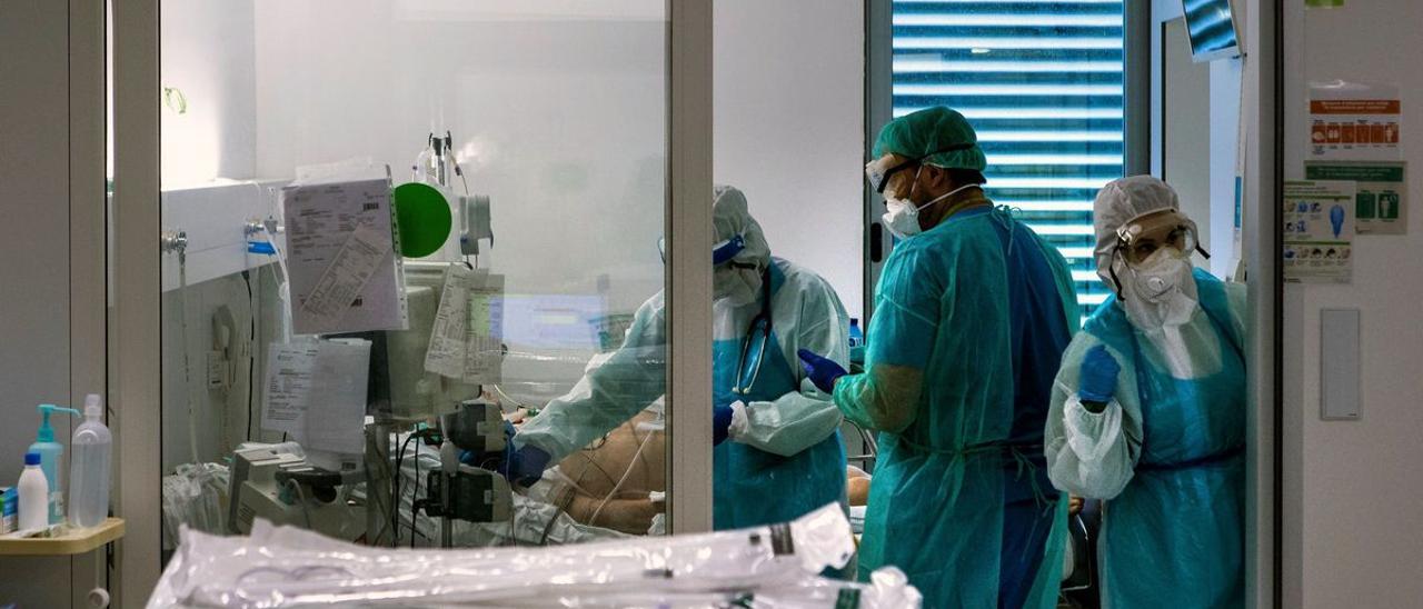 Sanitarios atienden a un paciente en el Hospital Germans Trias i Pujol de Badalona.