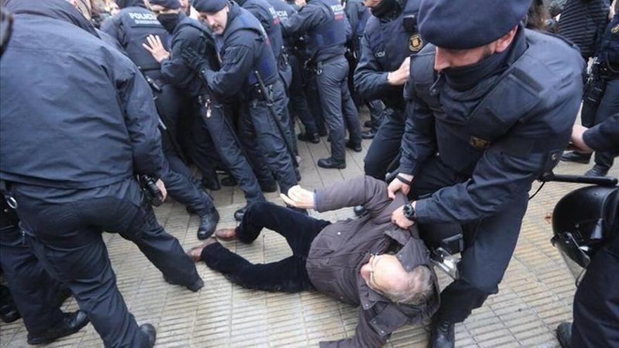 Momentos de tensión entre los manifestantes y los Mossos