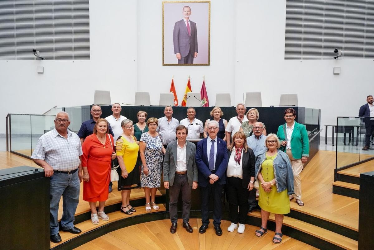 El Concello de Valga viajó a Madrid con su Belén Artesanal bajo el brazo para reunirse con Martínez-Almeida.