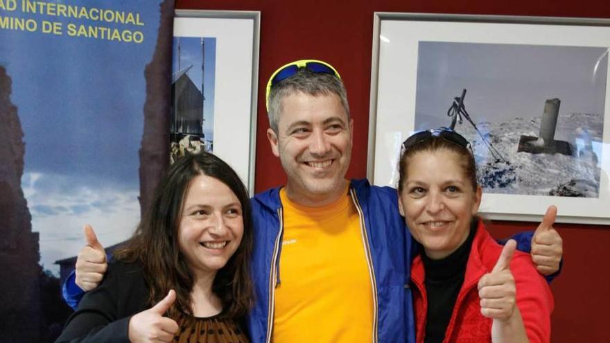 Cristina Huerta y Helena Bernardo con Carlo Ferlinghetti, primer peregrino en llegar al albergue urbano de Grado el día de su inauguración.