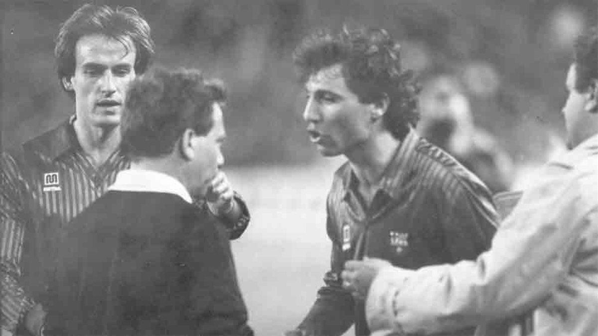 Stoichkov pisó a Urizar Azpitarte en la finald e 1990