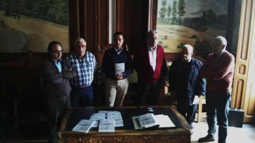 Miembros de la directiva del Centro de Estudios Benaventanos &quot;Ledo del Pozo&quot; con el alcalde de Benavente, Luciano Huerga, en un acto reciente. Foto