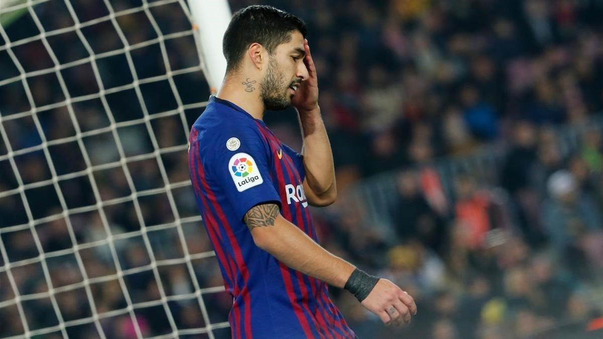 Suárez se lamenta de una ocasión fallada ante el Valladolid en el Camp Nou.