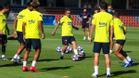 Griezmann, con el balón, durante la sesión en la Ciutat Esportiva