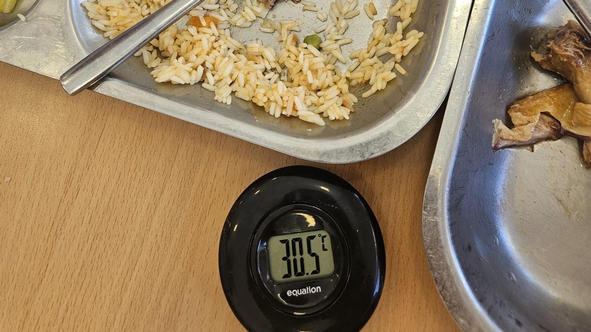 Un termómetro muestra 30,5 grados en el colegio CPI Parque Venecia este lunes.